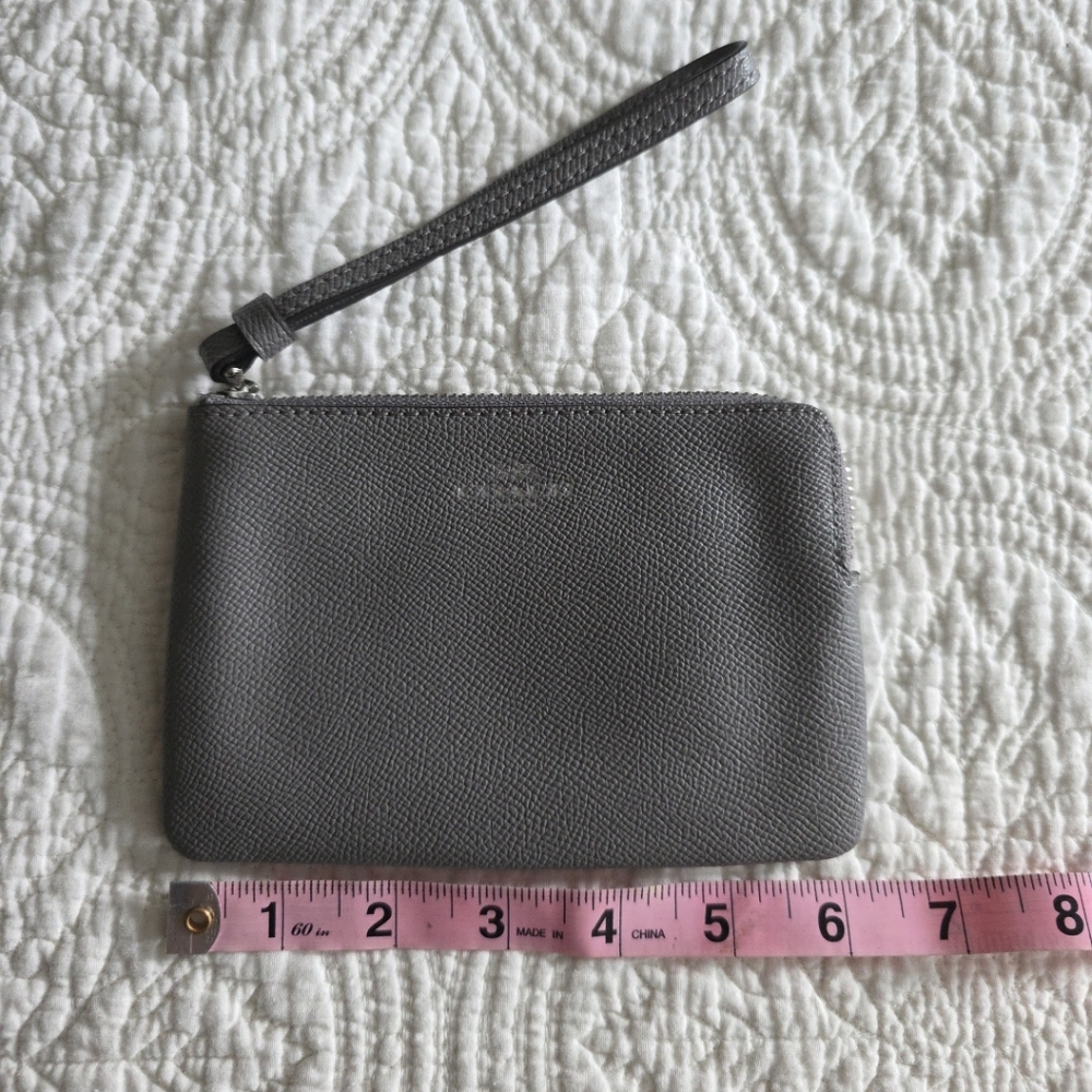 EUC Coach Crossgrain Leather Corner Zip Wristlet Gray 6" x 4"
